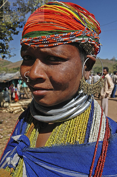 Bonda Tribeswoman in traditioneller Kleidung mit Perlen und Ketten  die ihren Stamm  Onukudelli  Orissa  Indien  Asien