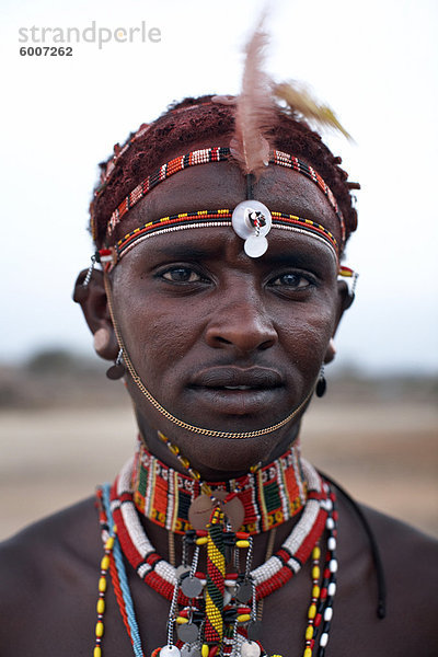 Ein Mann aus der Samburu Stammes  Rift Valley  nördliche Kenia  Ostafrika  Afrika