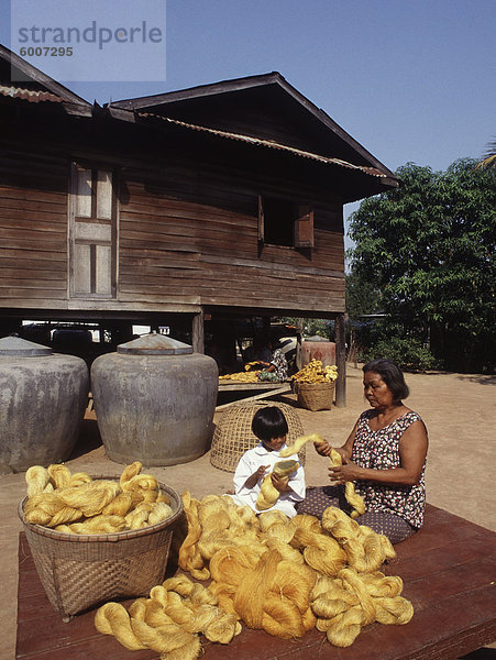 Familientreffen Rohseide in einem Dorf in Korat  Thailand  Südostasien  Asien