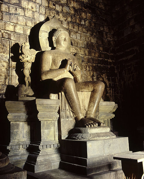 Main-Buddha-Statue bei Candi Mendut  gebaut um 800 n. Chr.  Muntilan  Magelang District  Yogyakarta  Java  Indonesien  Südostasien  Asien