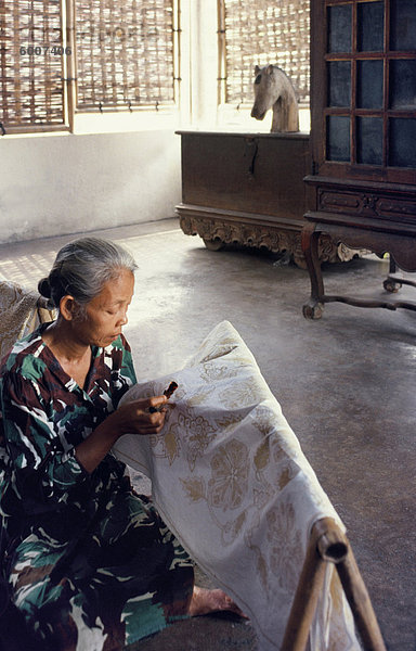 Frau vorbereiten Batik-Druck in Solo  Java  Indonesien  Südostasien  Asien