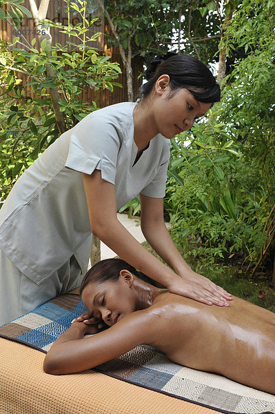 Massage Teil Hilot Behandlung im Spa Eskaya Beach Resort & Spa in Bohol  Philippinen  Südostasien  Asien