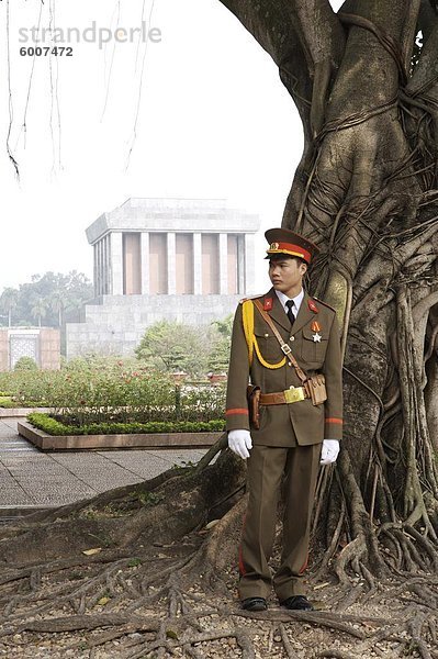 Soldat standin vor Ho Chi Minhs Mausoleum  Hanoi  Vietnam  Indochina  Südostasien  Asien