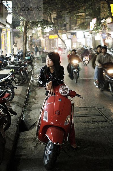 Mädchen sitzen auf rote Vespa  Hanoi  Vietnam  Indochina  Südostasien  Asien