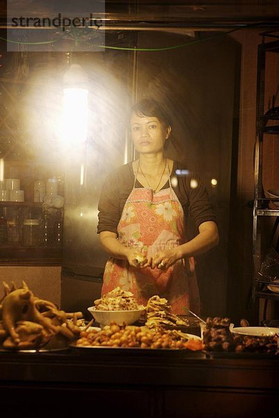 Frau vorbereiten Huhn bei Streetside Café  Hanoi  Vietnam  Indochina  Südostasien  Asien