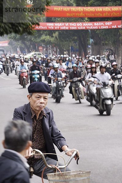 Überfüllt Straßenszene der Mopeds  Hanoi  Vietnam  Indochina  Südostasien  Asien