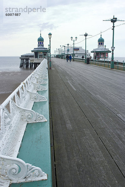 Strandpromenade aus North Pier  Blackpool  Lancashire  England  Vereinigtes Königreich  Europa