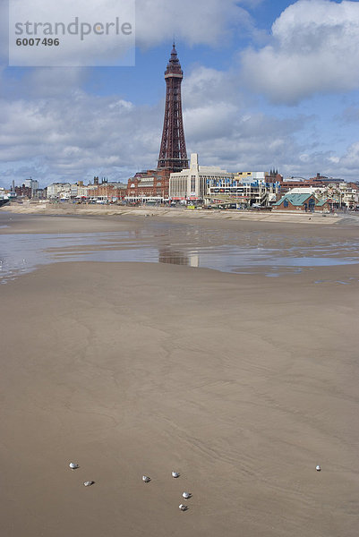 Blick auf den Strand und Blackpool Tower von der Central Pier  Blackpool  Lancashire  England  Vereinigtes Königreich  Europa