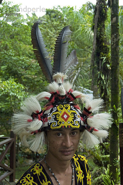 IBAN Stammesangehörige tragen traditionelle Stammes-Kopfschmuck der Hornvogel Federn  Affe Haare und traditionellen Beadwork  Mulu  Sarawak  Malaysia Borneo  Malaysia  Südostasien  Asien