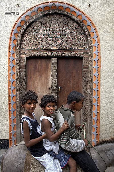 Kinder vor einer Tür Lamu Lamu Town  Lamu  Kenia  Ostafrika  Afrika