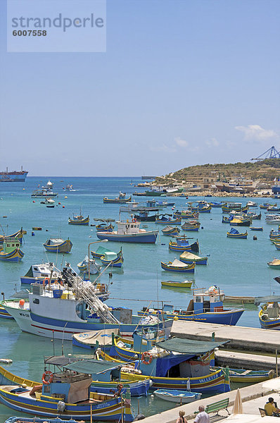 Traditionellen bunten Booten Marsaxlokk  Malta  Mittelmeer  Europa