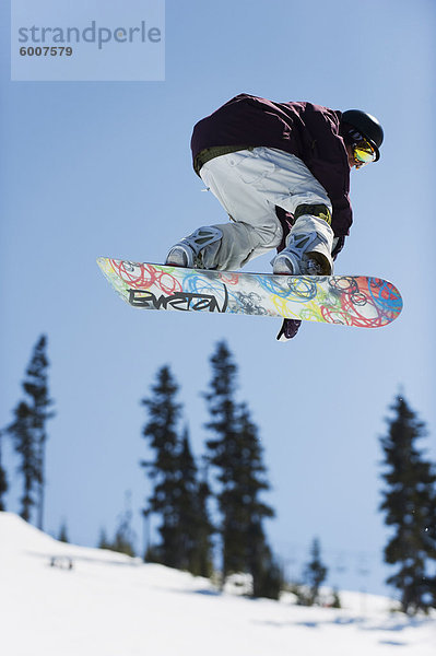 Ein Snowboarder springen Telus Halfpipe-Wettbewerb 2009  Whistler Mountain in 2010 Olympischen Winterspielen Veranstaltungsort  British Columbia  Kanada  Nordamerika