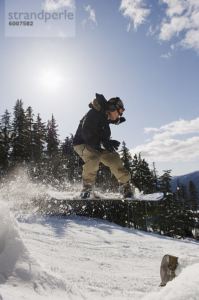 Ein Snowboarder springen Whistler Mountain Resort  Ort der 2010 Olympischen Winterspielen  British Columbia  Kanada  Nordamerika