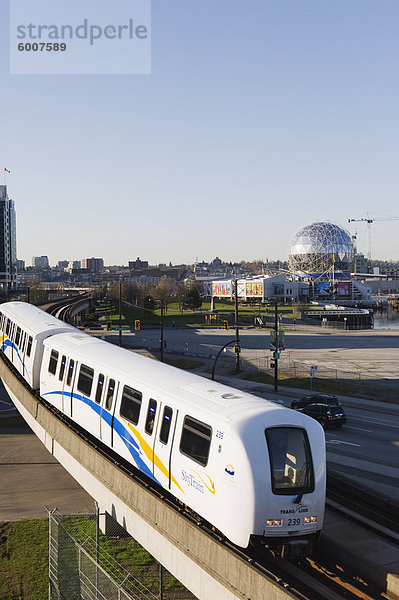 Der SkyTrain vor Telus Science World  Vancouver  British Columbia  Kanada  Nordamerika