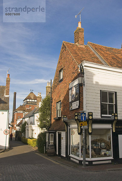 Harvey Brauerei Geschäft auf Cliffe High Street  mit der Brauerei hinter  Lewes  East Sussex  England  Vereinigtes Königreich  Europa