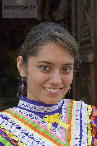 Junge mexikanische Frau in traditioneller Kleidung  Tlaquepaque  Jalisco  Mexiko  Nordamerika