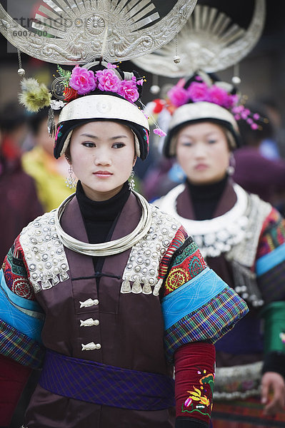 Frauen in ethnischen Kostüm bei einem Lunar New Year Festival in der Miao Dorf Qingman  Provinz Guizhou  China  Asien
