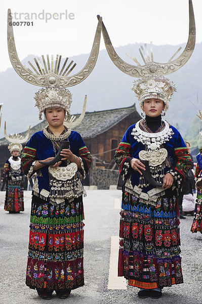 Aufwendige Kostüme getragen auf einem traditionellen Miao New Year Festival in Xijiang  Guizhou Provinz  China  Asien