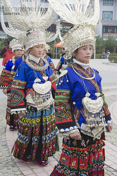Traditionelle Kleidung auf einem Miao New Year Festival in Leishan  Provinz Guizhou  China  Asien