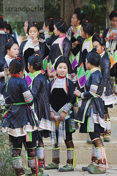 Miao ethnische Minderheit in traditioneller Kleidung bei Basha  Guizhou Provinz  China  Asien