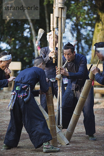 Miao ethnische Minderheit spielen traditionelle musikalische Bambus Instrumente an Basha  Guizhou Provinz  China  Asien