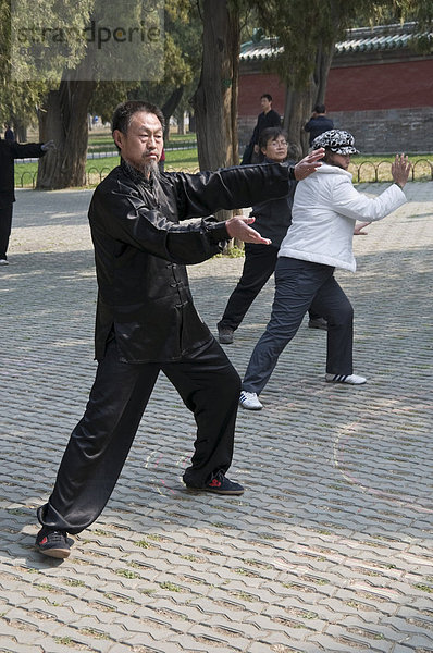 Menschen vor Ort zur Teilnahme an einem Tai Chi-Sitzung im Park der Himmelstempel in Peking  China  Asien