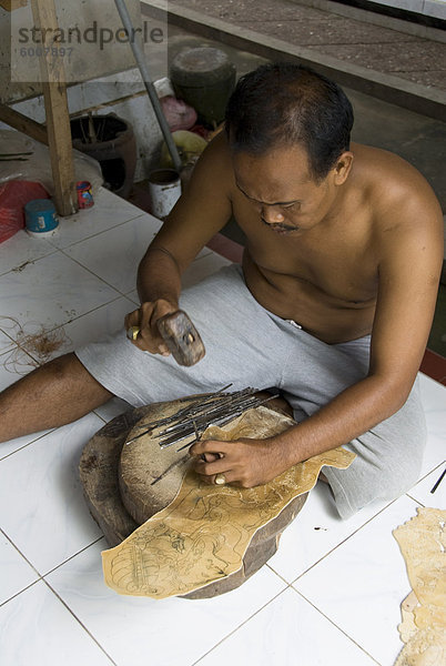 Meister Marionette Maker mit Puppen  Pellatan Dorf  Bali  Indonesien  Südostasien  Asien