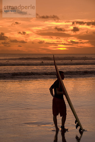 Surfer bei Sonnenuntergang  Strand von Kuta  Bali  Indonesien  Südostasien  Asien