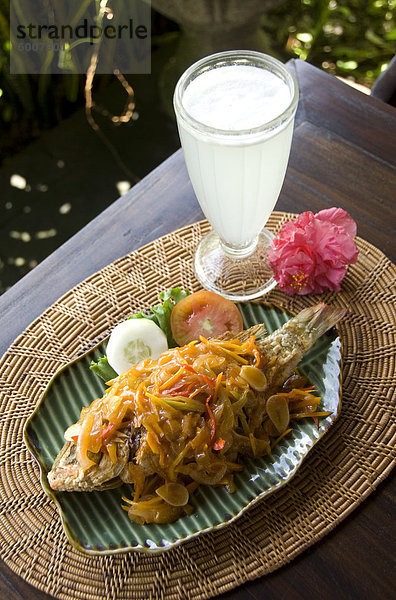 Gebackener Fisch balinesischen Stil mit einer frischen Zitrone trinken  Ubud  Bali  Indonesien  Südostasien  Asien