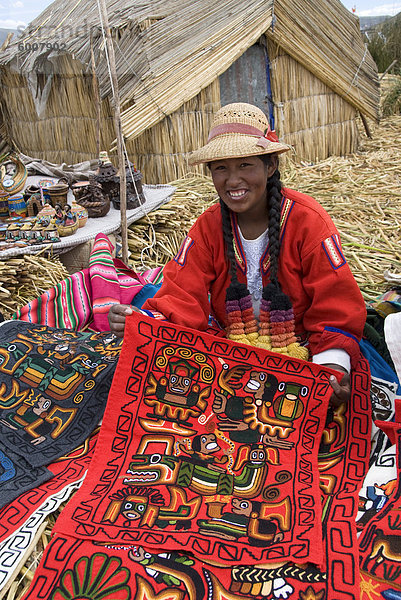 Lokalen Uros Frau verkaufen handgemachte Weben  schwimmende Inseln der Uros  Titicacasee  Peru  Südamerika
