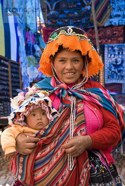 Indigene Mutter mit Kind in traditionell bunte Kleid  Pisac  Heiliges Tal  Peru  Südamerika