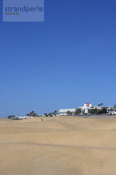Dünen von Maspalomas mit Hotels in der Ferne  Gran Canaria  Kanarische Inseln  Spanien  Europa
