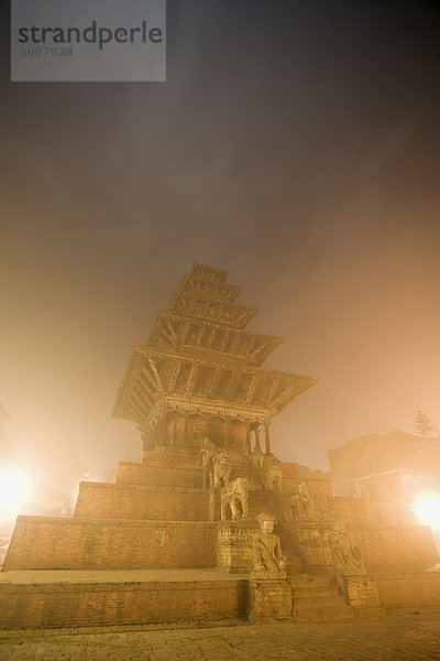 Der Nyatapola-Tempel  im Tal  die fünfstöckige Pagode Dach  im Morgengrauen  höchste erbaute 1702  der hinduistischen Göttin Siddhi Lakshmi  Taumadhi Tole Quadrat  Bhaktapur  Kathmandu-Tal  Nepal  Asien