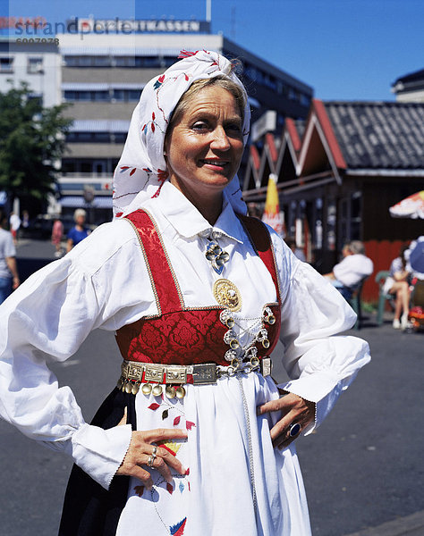 Frau in Tracht  Oslo  Norwegen  Skandinavien  Europa
