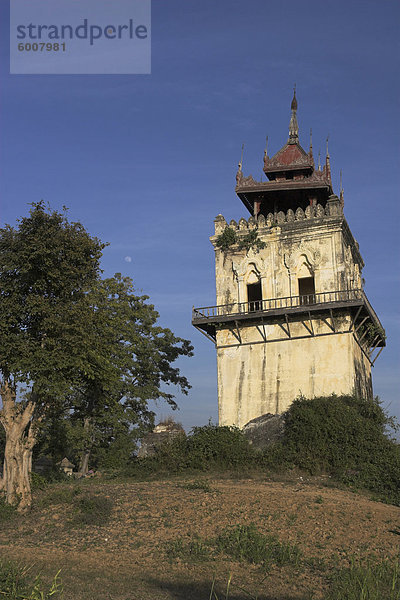 Nanmyin Wachturm (der Schiefe Turm von Ava)  27 m hoch  beschädigt durch 1838 Erdbeben  alles  was von der Palast gebaut von König Bagyidaw  antike Stadt Inwa (Ava)  Mandalay  Myanmar (Birma)  Asien bleibt