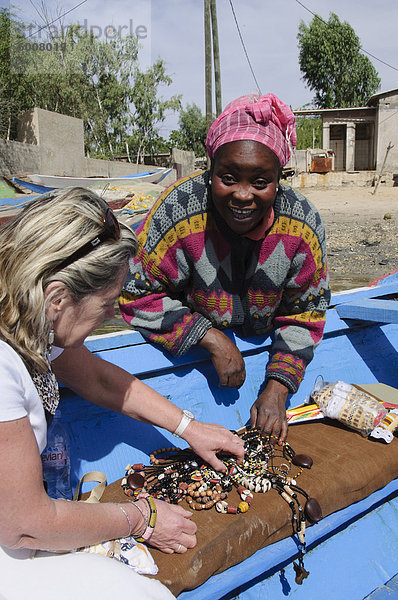 Hawker verkaufen waren  Sine-Saloum Delta  Senegal  Westafrika  Afrika