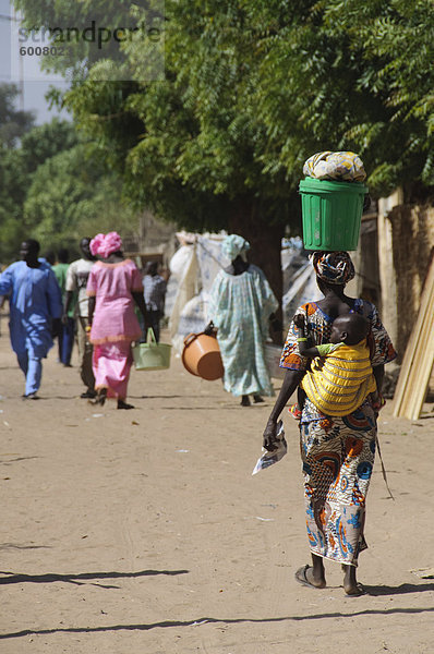 Markt am Ngueniene  in der Nähe von Mbour  Senegal  Westafrika  Afrika