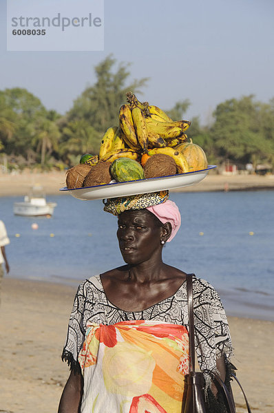 Hawker am Strand von Saly  Senegal  Westafrika  Afrika