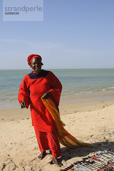 Hawker am Strand von Saly  Senegal  Westafrika  Afrika