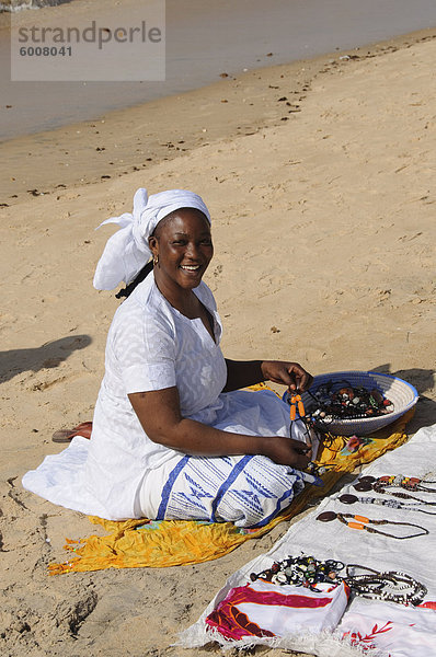 Hawker am Strand von Saly  Senegal  Westafrika  Afrika