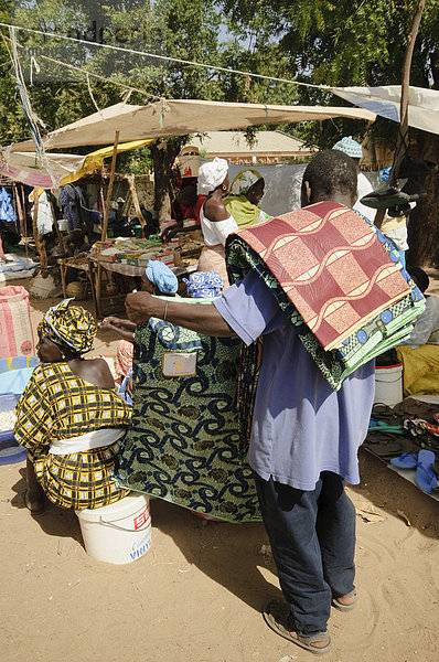 Markt am Ngueniene  in der Nähe von Mbour  Senegal  Westafrika  Afrika