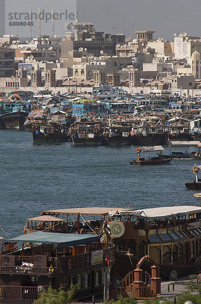 Blick auf den Dubai Creek  Deira  traditionellen Dhau Güterumschlag  Dubai  Vereinigte Arabische Emirate  Naher Osten