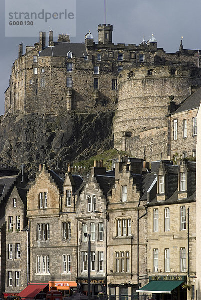 Blick auf das Edinburgh Castle vom Grassmarket  Edinburgh  Lothian  Schottland  Vereinigtes Königreich  Europa