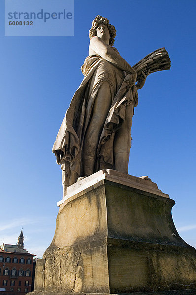 Statue von Sommer  Ponte Santa Trinita  Florenz (Firenze)  Tuscany  Italien  Europa