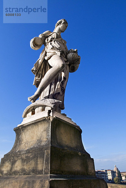 Statue von Frühling  Ponte Santa Trinita  Florenz (Firenze)  Tuscany  Italien  Europa