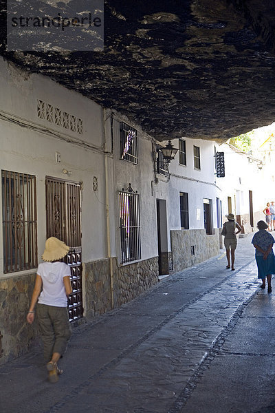 Setenil de Las Bodegas  eines der weißen Dörfer  Malaga Provinz in Andalusien  Spanien  Europa