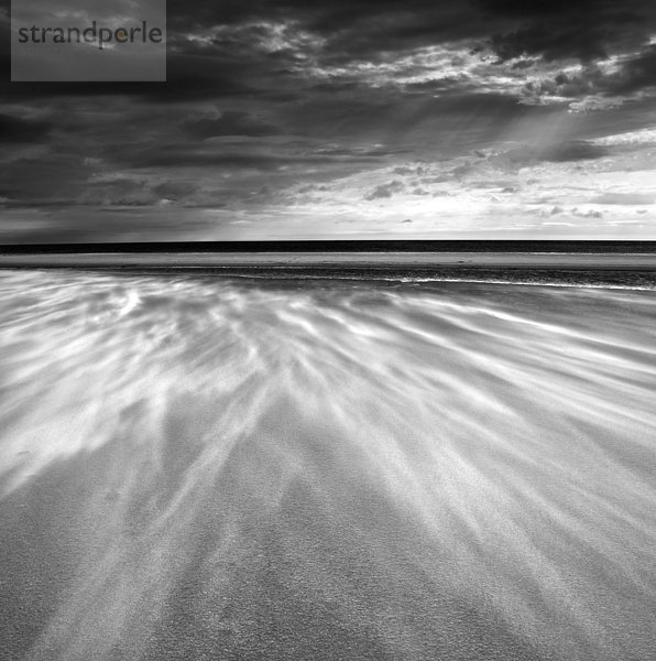 Sand weht über den Strand  Alnmouth  Alnwick  Northumberland  England  Vereinigtes Königreich  Europa