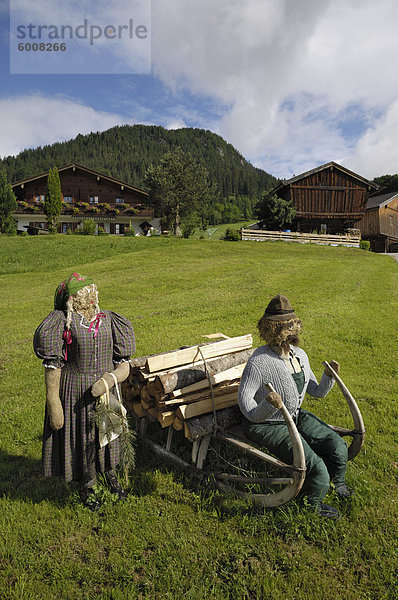 Vogelscheuchen außerhalb eines Hauses in der Nähe von Ramsau  Berchtesgaden  Bayern  Deutschland  Europa