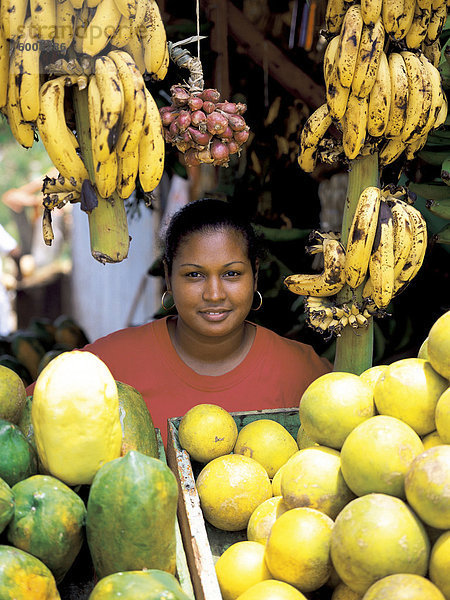 Frau auf eine Frucht stall  Dominikanische Republik  Westindische Inseln  Karibik  Mittelamerika