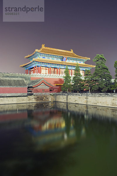 Nordtor von der verbotenen Stadt spiegelt sich in einem Wassergraben  Palace Museum  UNESCO Weltkulturerbe  Beijing  China  Asien